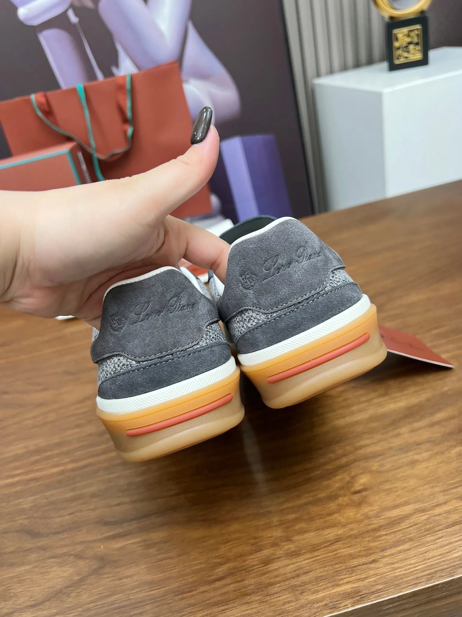 👟👟Ex-factory price 540👟👟Male code +10 purchasing agent grade, high version🦅⛳️Italy [Loro Piana] Tennis walk series LP couple moral training shoes casual sports shoes sneakers🎁🎁 Original purchase development and production This new suede tennis shoe adopts ultra-low design, suitable for wearing all year round👫👫 The wrapped sole creates an effortlessly attractive color combination that harmoniously blends functionality with understated style, making it the ideal shoe for urban wear. Soft calfskin tongue with Kummel color insert at the heel, cotton lace upper with embossed LP logo, cowhide suede sole, rubber-lined calfskin ✦ Upper: special linen ➕ eco-friendly cowhide ✦ lining: cowhide lining ➕ cowhide insole ✦ sole: original molded TPR ultra-light outsole ✦ packaging: original complete package ✦Female size: 35--40 ✦Male size: 39--45